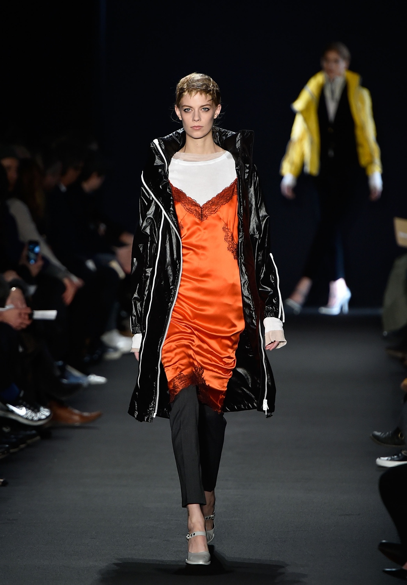 16.fev.2015 - A Rag & Bone apostou em duas tendências da década de 90 em um look só para o Inverno 2015: sobreposição de vestido e camiseta e casaco esportivo. Combinado com a calça de alfaiataria, o visual ficou com uma aparência mais moderna. Na Semana de Moda de Nova York - Getty Images