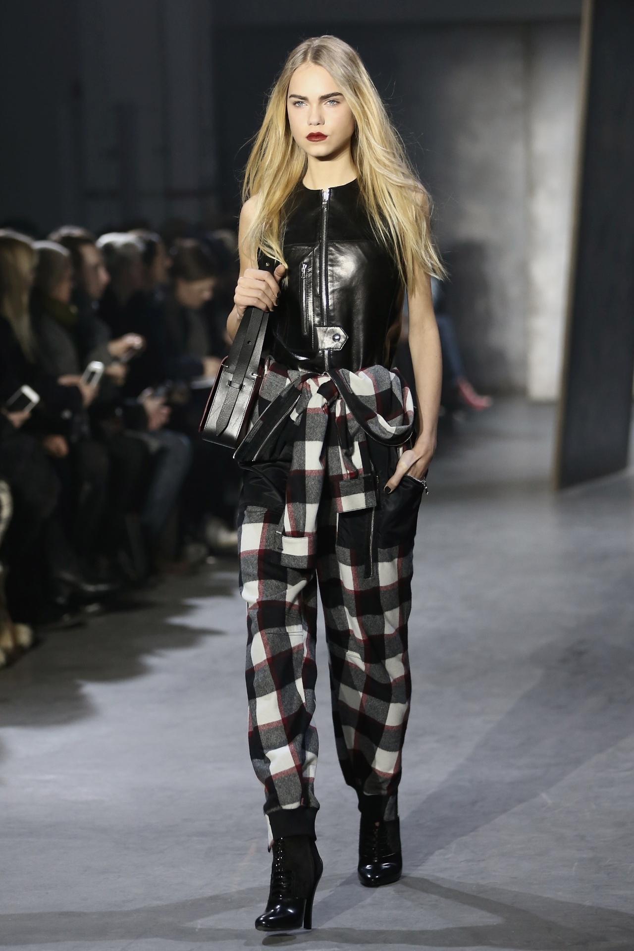 16.fev.2015 - O xadrez amarrado na cintura é um ícone dos anos 90 que foi aproveitado de uma maneira moderna, combinado com top de couro e calça na mesma estampa para o Inverno 2015 da grife 3. 1 Phillip Lim, na Semana de Moda de Nova York - Getty Images