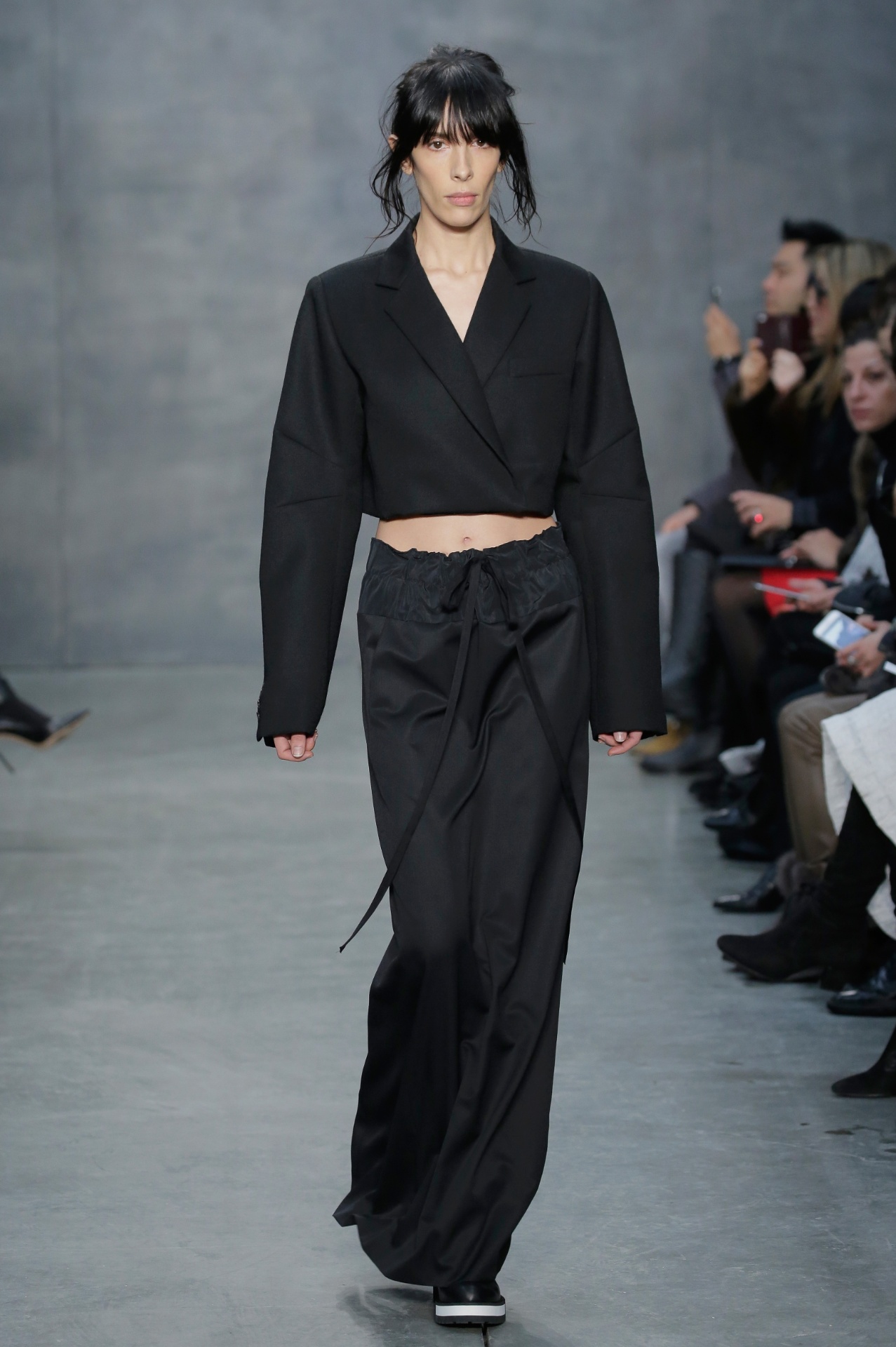 17.fev.2015 - A estilista Vera Wang ousou no seu Inverno 2015. No look acima, a estilista combinou uma espécie de blazer cropped, com calça esportiva e sapato com leve plataforma, todas influências direto dos anos 90, na Semana de Moda de Nova York - Getty Images