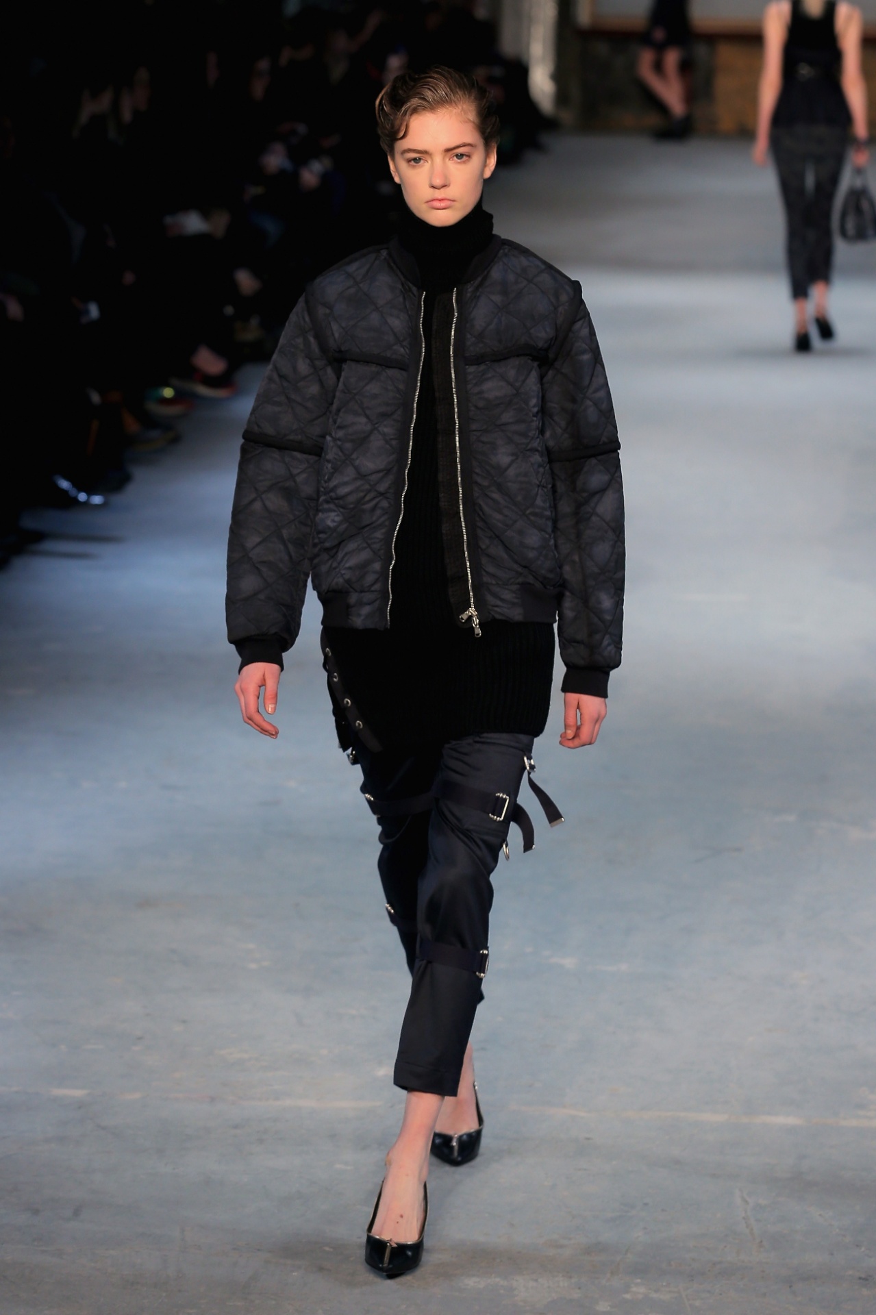 17.fev.2015 - As referências esportivas da década de 90 permearam a coleção da Diesel Black Gold para o Inverno 2015 da Semana de Moda de Nova York . Na imagem acima, o casaco e a calça inspiradas nessa tendência, ganha ar de sofisticação combinadas com o scarpin preto - Getty Images