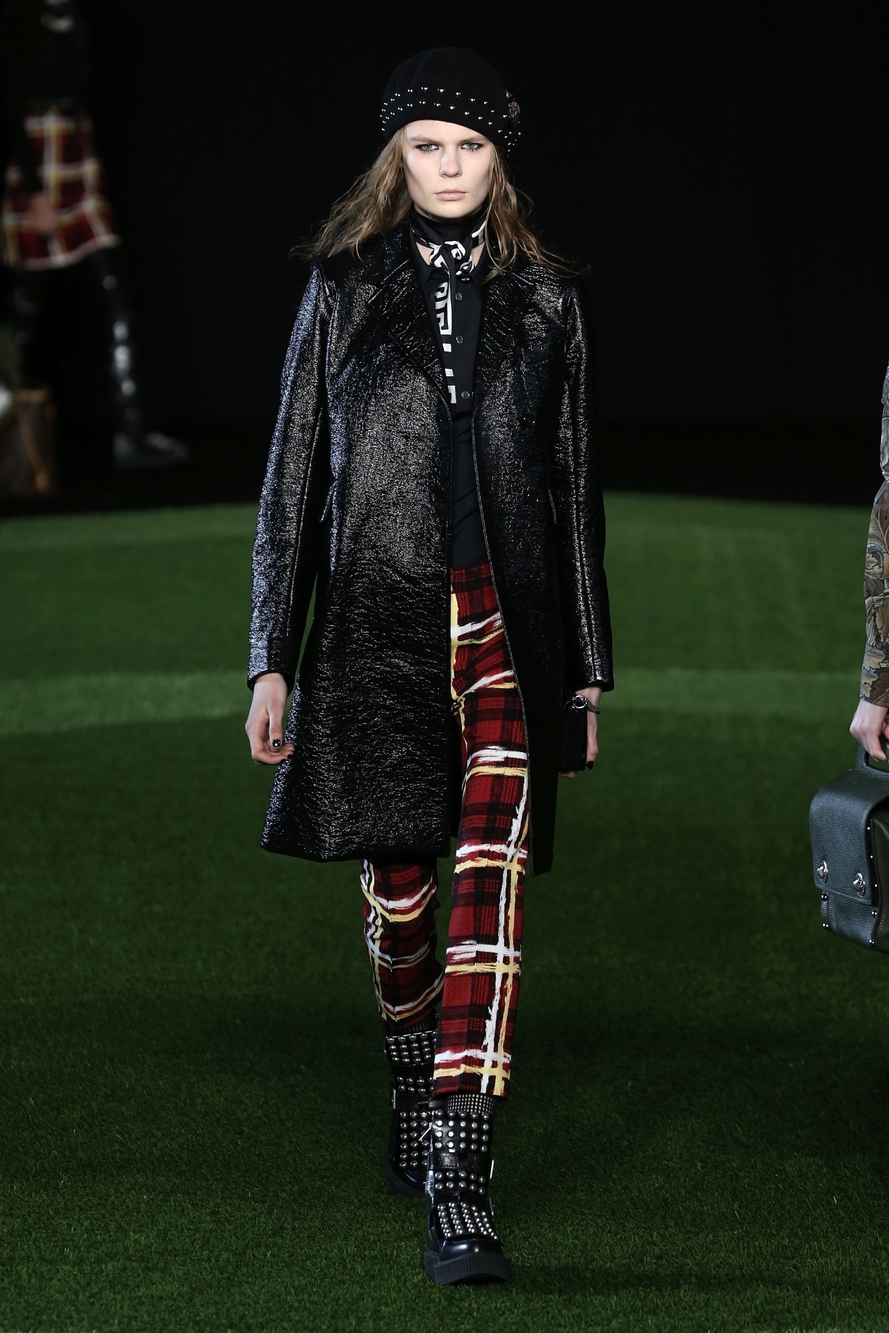 17.fev.2015 - Marc Jacobs, um dos primeiros estilistas a trabalhar com a influência grunge, ainda nos anos 90, usa a referência até hoje para criar as coleções de sua marca. Para o Inverno 2015, o designer apostou na calça com a estampa xadrez, combinada com botas baixas com aplicação de tachas e casaco 7/8, na Semana de Moda de Nova York - Getty Images