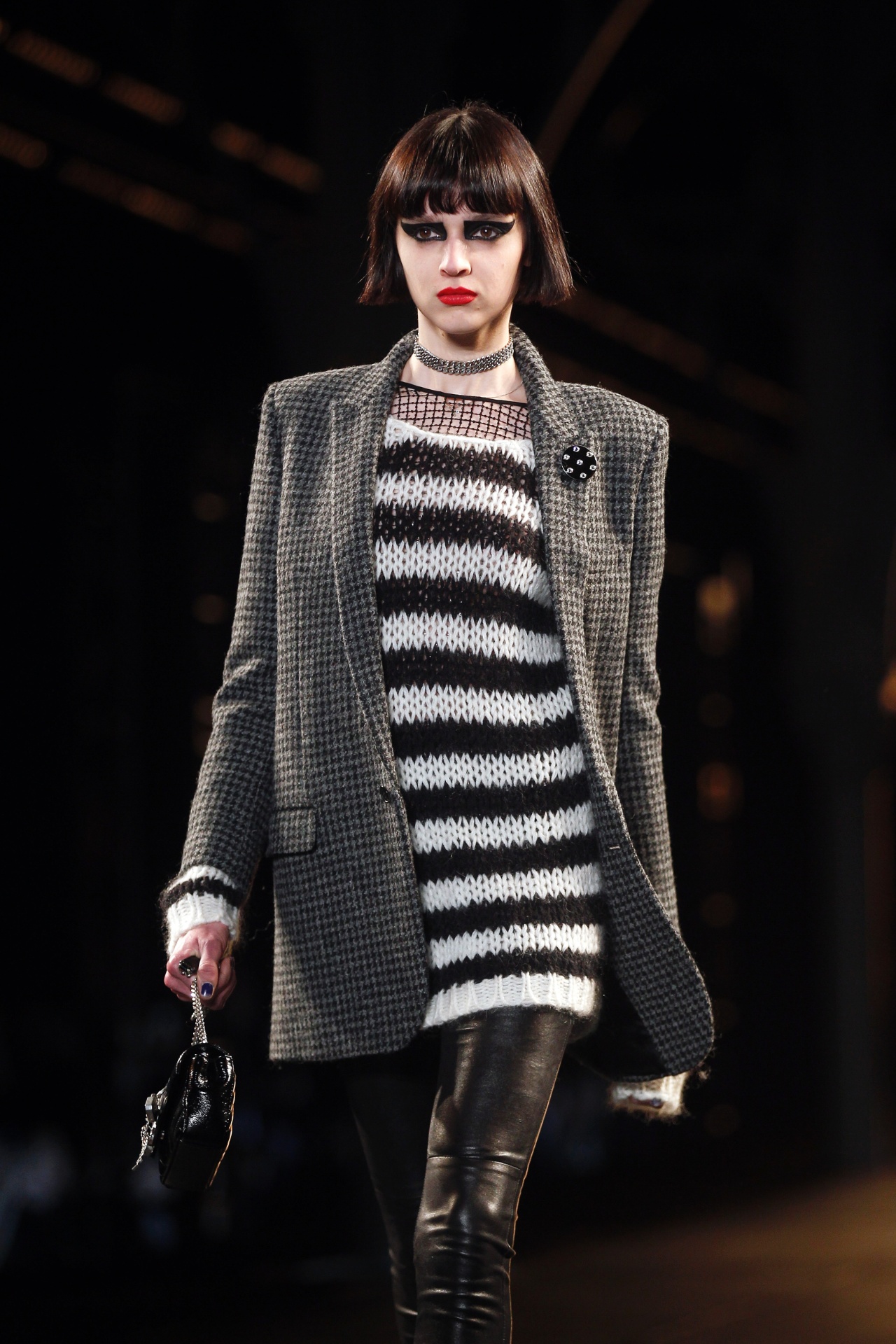 9.mar.2015 - Para o Inverno 2015, a Saint Laurent apostou em no blazer xadrez, estampa que foi febre na época os anos 90, por conta do movimento grunge, combinado com a malha de listras. Outra referência da época é a gargantilha, que foi exibida na Semana de Moda de Paris - Getty Images