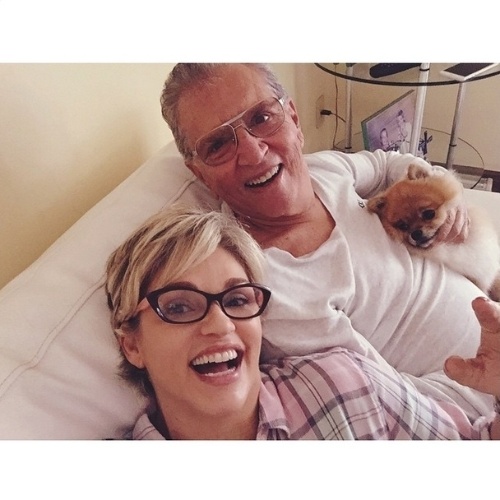 Mar.2015- Andréa Nóbrega e Carlos Alberto de Nóbrega em momento caseiro curtindo o cachorrinho da família