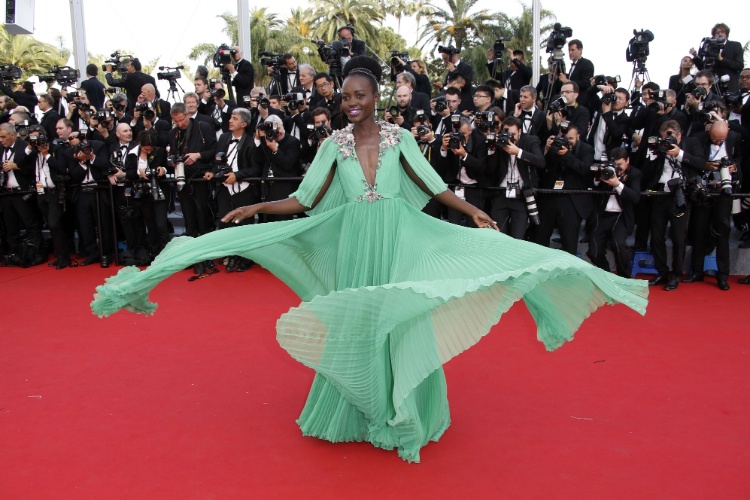 13.mai.2015 - Lupita Nyong'o chegou ao tapete vermelho no primeiro dia da 68ª edição do Festival de Cannes em um belo vestido verde. No ano passado, a atriz chamou a atenção no Oscar ao usar um vestido azul claro, da grife Prada, que foi comparado pelos fãs nas redes sociais com o da princesa Cinderela, da Disney