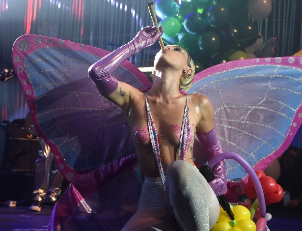 13.mai.2015 - Miley Cyrus fuma charuto durante apresentação em Nova York  - Dimitrios Kambouris/Getty Images