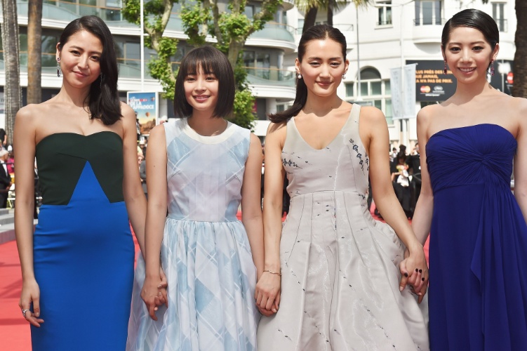 14.mai.2015 - As atrizes japonesas Masami Nagasawa, Suzu Hirose, Ayase Haruka e Kaho posam juntas para foto no segundo dia do 68° Festival de Cannes, que termina no dia 24 de maio