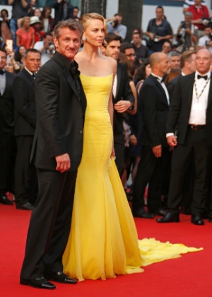No segundo dia do 68° Festival de Cannes, o diretor e ator Sean Penn posa ao lado de Charlize Theron