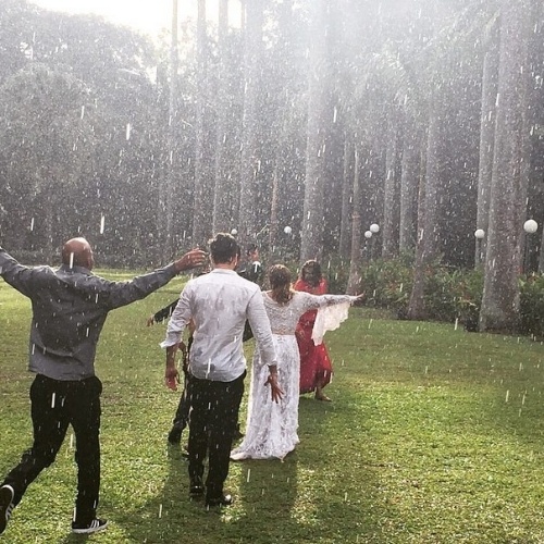 14.mai.2015 - Preta Gil compartilhou com seus seguidores uma imagem do fim de sua festa de casamento, que teve duração de 12 horas. Na foto, ela aparece vestida de noiva, correndo na chuva com seu marido e alguns amigos