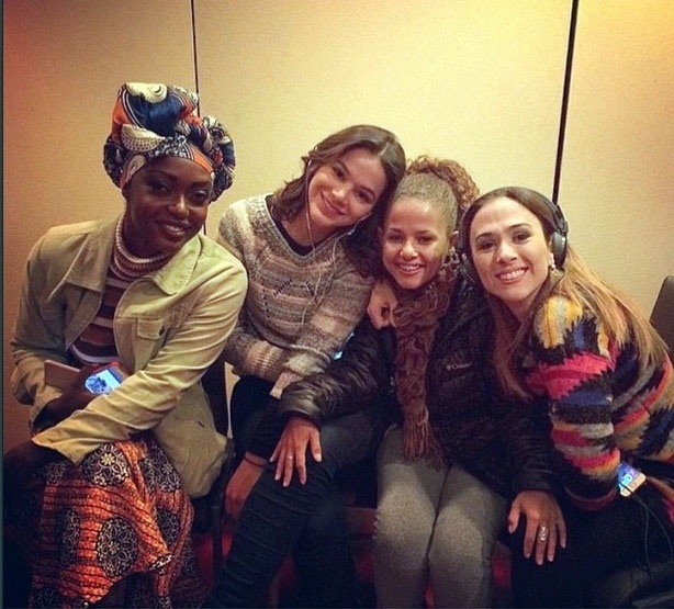 A atriz Lesliana Pereira, Bruna Marquezine e Tatá Werneck nos bastidores da gravação "I Love Paraisópolis" em Nova York, nos EUA