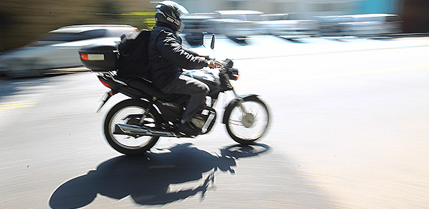 Obra inacabada, lombada sem sinalização, desníveis... tudo pode derrubar motociclista - Vinicius Pereira/Folhapress - 19.11.2014