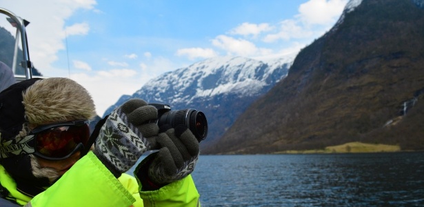 Para enfrentar o frio dos fiordes em uma lancha, os turistas precisam vestir uma roupa especial - Felipe Floresti/UOL - Felipe Floresti/UOL
