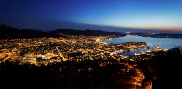 Vista da cidade de Bergen desde o mirante no topo do monte Floyen - Divulgação/VisitBergen - Divulgação/VisitBergen