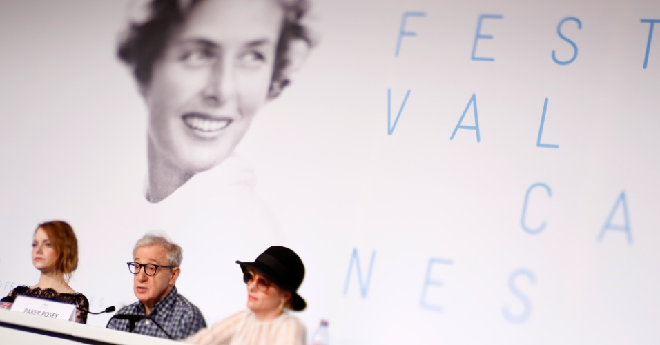 15.mai.2015 - O diretor norte-americano Woody Allen e as atrizes Emma Stone e Parker Posey participam de coletiva de imprensa para divulgar o filme 