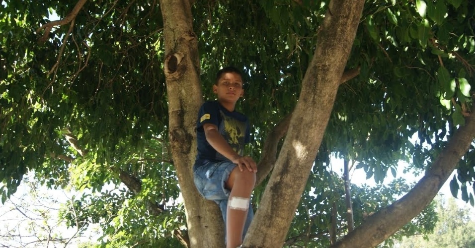 O estudante David Martins, que vive o protagonista do curta-metragem brasileiro "Command Action", sobe em árvore em centro cultural de Rio Claro