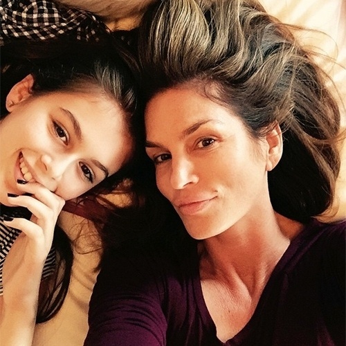 16.mai.2015 - Aos 49 anos, a ex-modelo Cindy Crawford surpreendeu seus seguidores do Instagram ao postar uma foto sem maquiagem ao lado da filha, Kaia