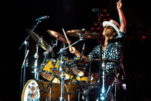 15.mai.2015 - O cantor Bruno Mars larga o microfone e vai para a bateria durante sua performance no último dia de Rock in Rio USA em Las Vegas - L.E. Baskow/Reuters
