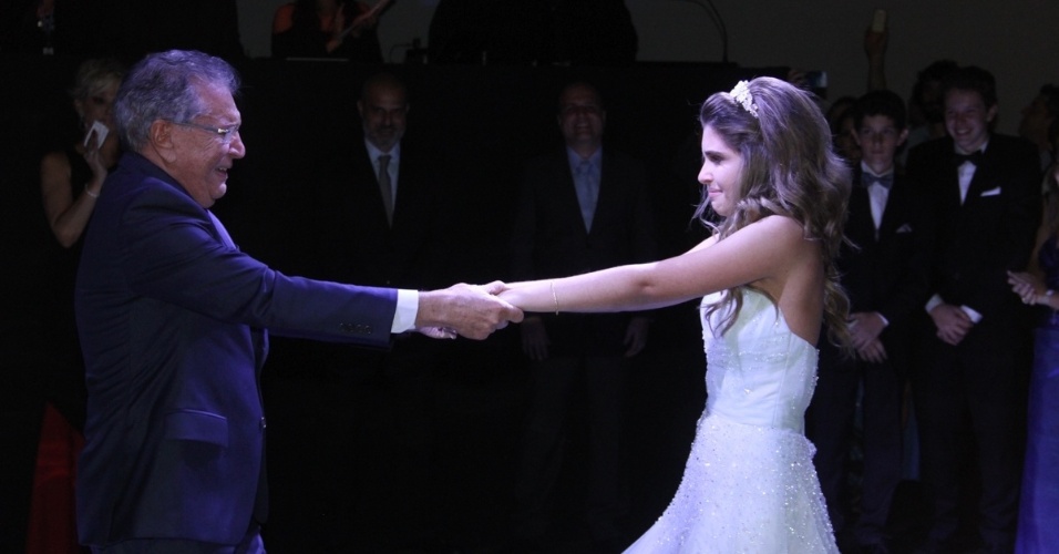 16.mai.2015 - Carlos Alberto de Nóbrega se emociona ao dançar a tradiconal valsa de debutante com sua filha, Maria Fernanda