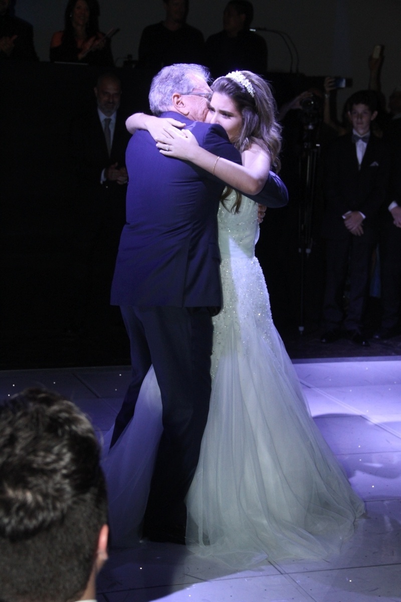 16.mai.2015 - Carlos Alberto de Nóbrega se emociona ao dançar a tradiconal valsa de debutante com sua filha, Maria Fernanda