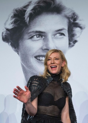 17.mai.2015 - A atriz Cate Blanchett acena para a plateia do Festival de Cannes 2015 logo após participar de entrevista coletiva de seu novo filme "Carol"; ao fundo, foto da atriz Ingrid Bergman - Reuters