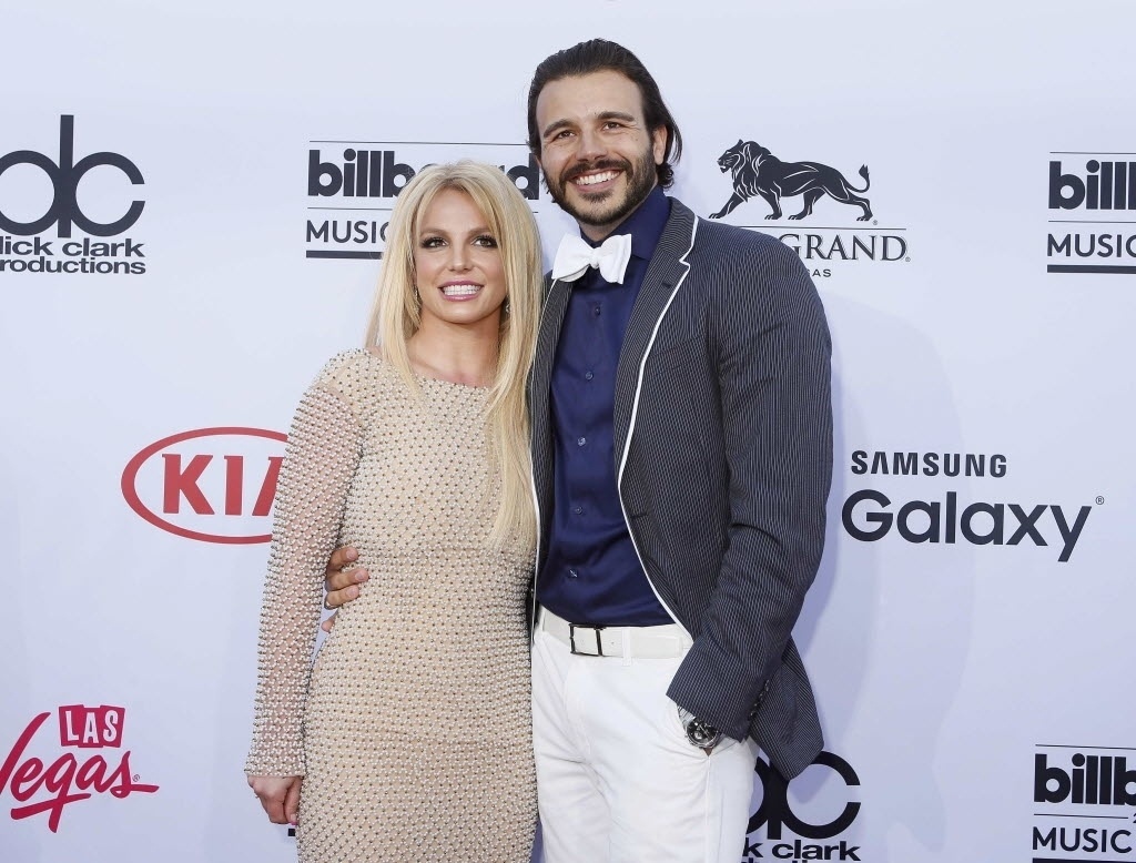 17.mai.2015 - Britney Spears e o namorado, Charlie Ebersol, chegam para o prêmio Billboard Music Awards 2015. A cantora vai se apresentar no evento - Reuters