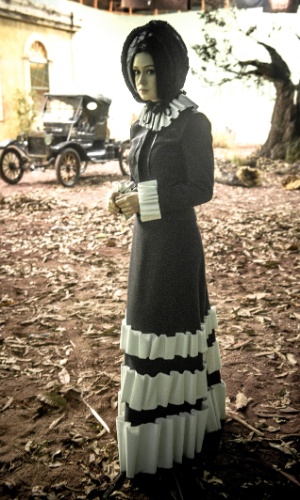 15.mai.2015 - Malvina (Marina Ruy Barbosa) faz sua primeira aparição em "Amorteamo"
