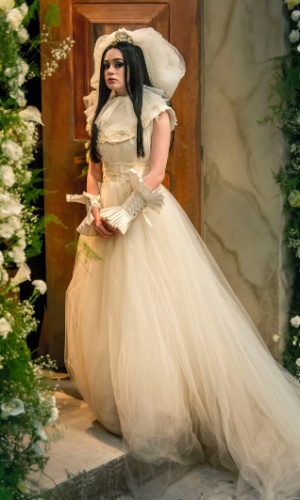 15.mai.2015 - Malvina (Marina Ruy Barbosa) se prepara para entrar na igreja e se casar com Gabriel (Johnny Massaro)