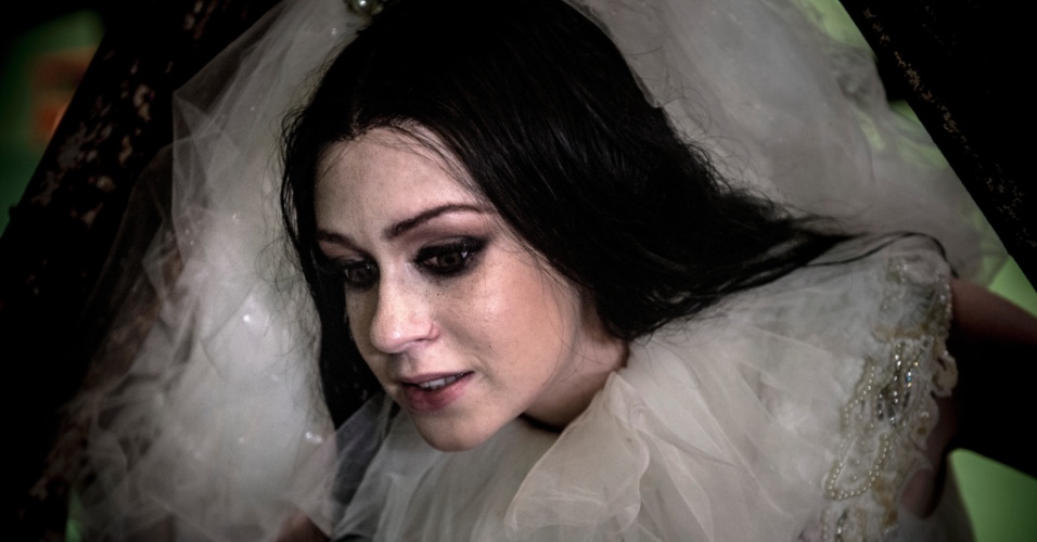 15.mai.2015 - Vestida de noiva, Malvina (Marina Ruy Barbosa) ameaça se jogar de uma ponte em cena do segundo episódio de "Amorteamo"