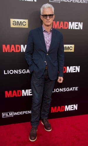 17.mai.2015 - John Slattery, o intérprete de Roger Sterling, comemora o final da série "Mad Men" no teatro Ace, em Los Angeles