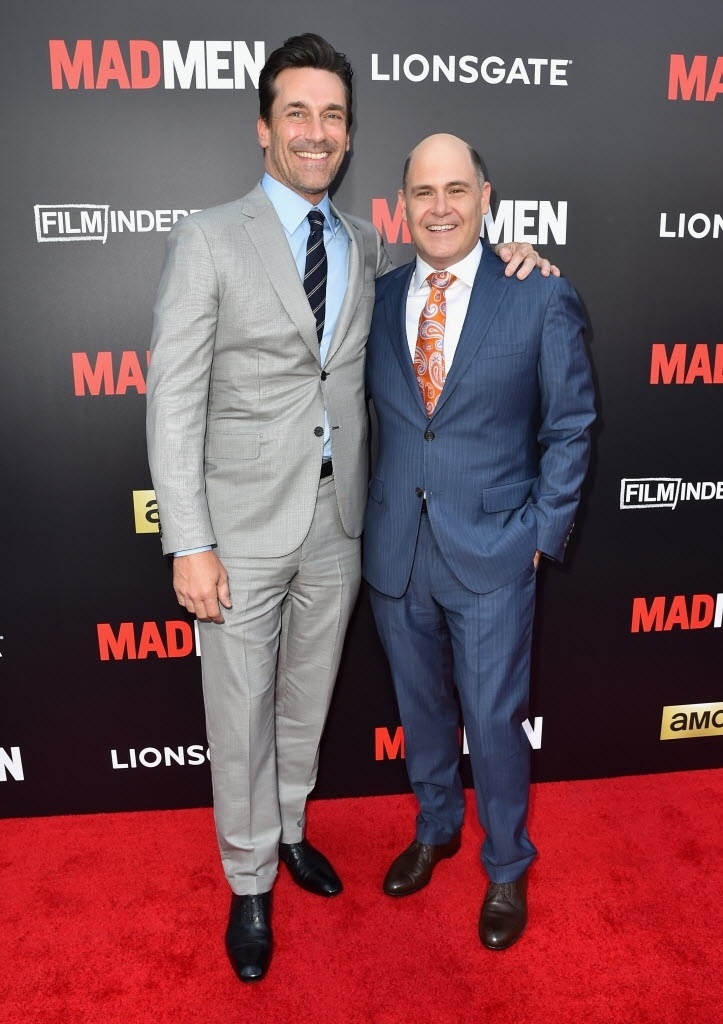 17.mai.2015 - Jon Hamm e o produtor executivo Matthew Weiner assistem ao últimpo episódio de "Mad Men" no teatro Ace, em Los Angeles