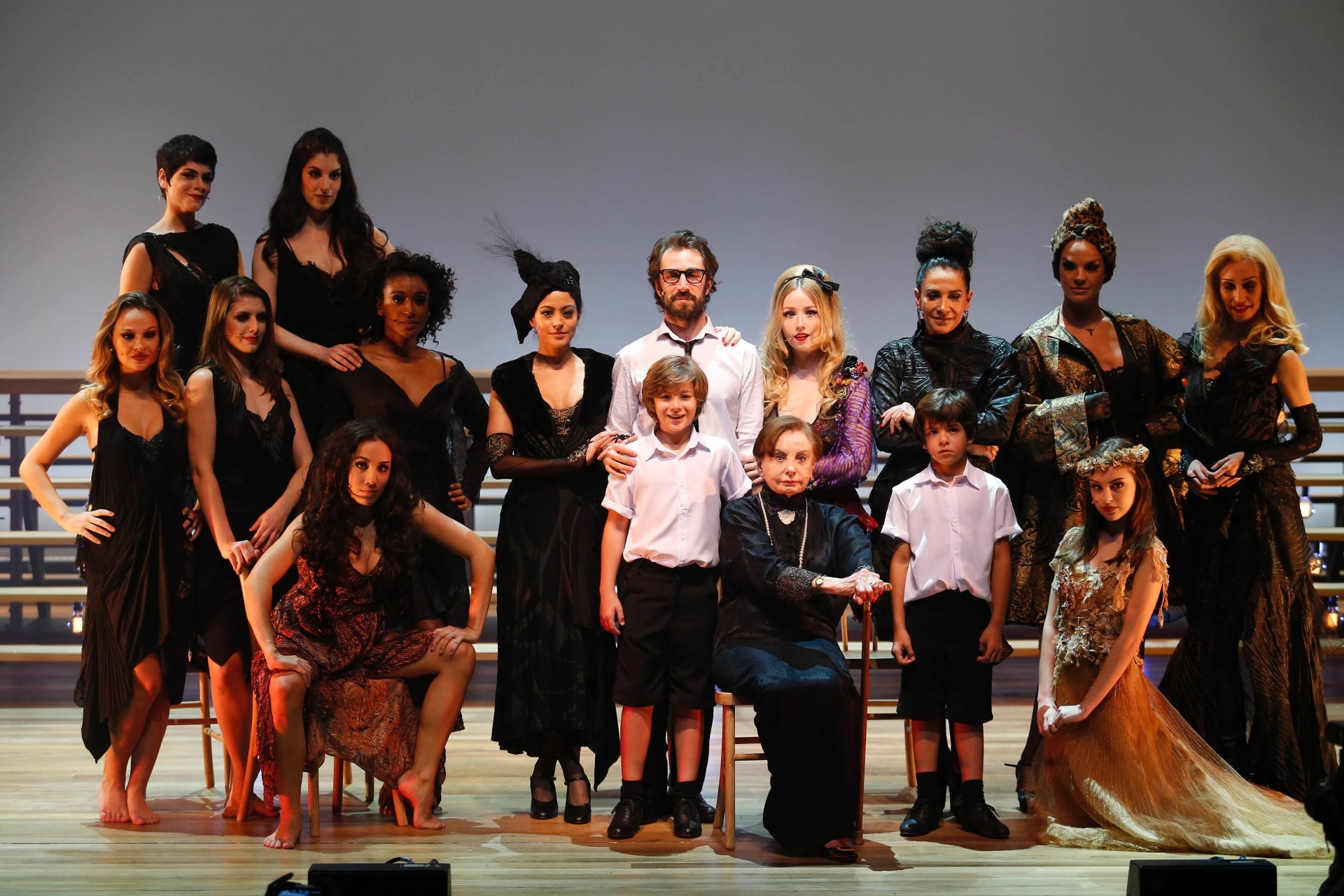 18.mai.2015 - Espetáculo "Nine - Um Musical Felliniano" conta com a participação de Beatriz Segall, Carol Castro, Leticia Birkheuer, Malu Rodrigues, Mayana Moura, Myra Ruiz, Nicola Lama e Totia Meireles, além dos diretores Charles Möeller e Claudio Botelho - Junior Lago/UOL