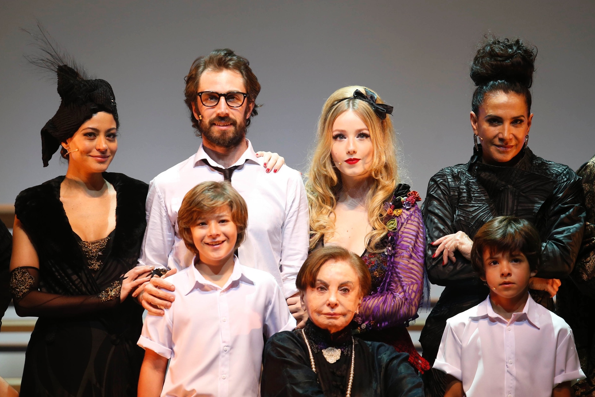 18.mai.2015 - Espetáculo "Nine - Um Musical Felliniano" conta com a participação de Beatriz Segall, Carol Castro, Leticia Birkheuer, Malu Rodrigues, Mayana Moura, Myra Ruiz, Nicola Lama e Totia Meireles, além dos diretores Charles Möeller e Claudio Botelho - Junior Lago/UOL