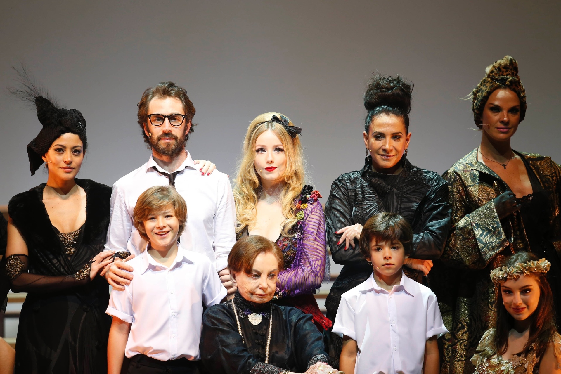 18.mai.2015 - Espetáculo "Nine - Um Musical Felliniano" conta com a participação de Beatriz Segall, Carol Castro, Leticia Birkheuer, Malu Rodrigues, Mayana Moura, Myra Ruiz, Nicola Lama e Totia Meireles, além dos diretores Charles Möeller e Claudio Botelho - Junior Lago/UOL