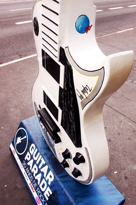 As guitarras foram customizadas pelos tatuadores Sérgio Maciel, Melina Casteletto, Pinhu, Bob Queiroz, Sergio Ricardo, Eduardo Oliveira, Wally, Tino, Igor, Ricardo Ximenes, Rafa Firmino, Marcelo Maciel e Camilo Tuero - Divulgação