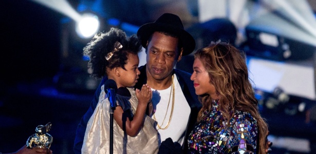 O casal de cantores Jay-Z e Beyoncé no palco com a filha deles, a pequena Blue Ivy - Mark Davis / Staff  / Getty images