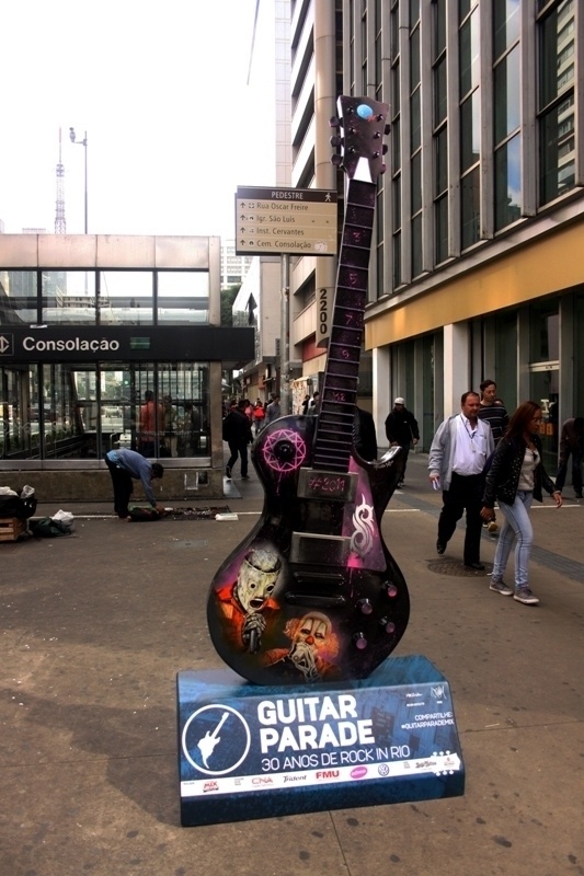Cada guitarra tem 2,5 metros de altura e estão espalhadas em dez pontos diferentes da cidade. Na foto, uma guitarra na Avenida Paulista, próximo da saída do metrô Consolação - Divulgação