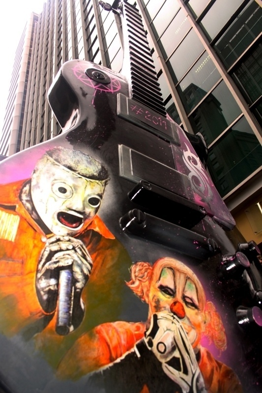 Desde o dia 11/05 foram espalhadas diversas guitarras gigantes pelas ruas de São Paulo no projeto "Guitar Parade". O objetivo da exposição é homenagear os 30 anos do Rock in Rio. Na foto, uma guitarra na Avenida Paulista, próximo da saída do metrô Consolação - Divulgação