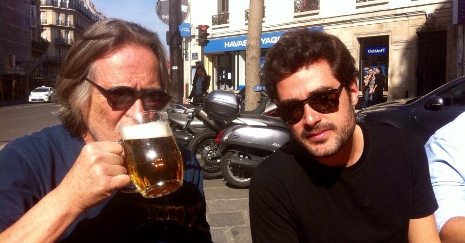 Durante os oito meses que passou em Paris, Zé de Abreu fez diversos amigos. Na imagem, o ator aparece com o escritor Mauro Guidi-Signorelli comemorando a chegada da primavera