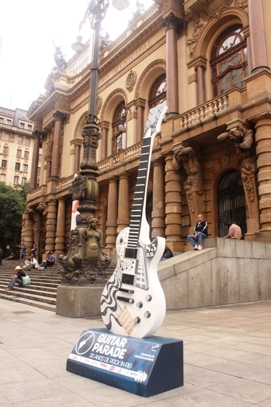 Esta guitarra em homenagem aos 30 anos do Rock in Rio está exposta em frente ao Teatro Municipal de São Paulo - Divulgação
