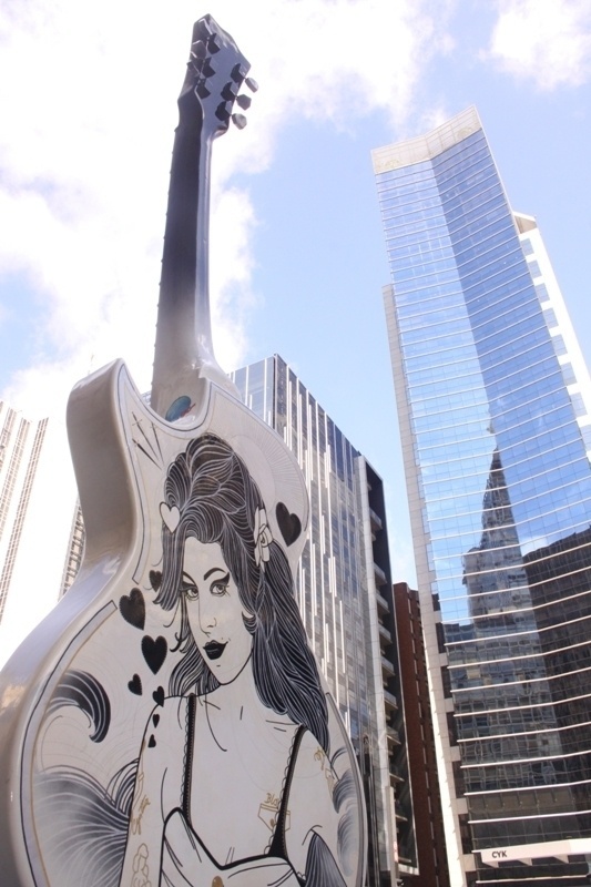Esta guitarra homenageia a cantora Amy Winehouse. Os instrumentos serão expostos até o dia 11 de junho, quando serão levados para o Rio de Janeiro - Divulgação