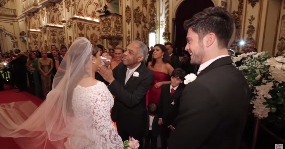 Gilberto Gil enxuga as lágrimas da filha, Preta Gil, antes dela trocar os votos de casamento com o noivo, Rodrigo Godoy