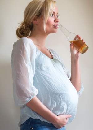 Ingerir álcool no início da gravidez causa danos permanentes ao feto - Getty Images