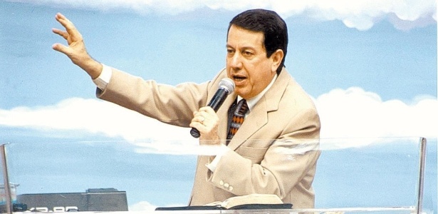 O líder da Igreja Internacional da Graça de Deus, R.R. Soares, durante culto em 2004 - Divulgação