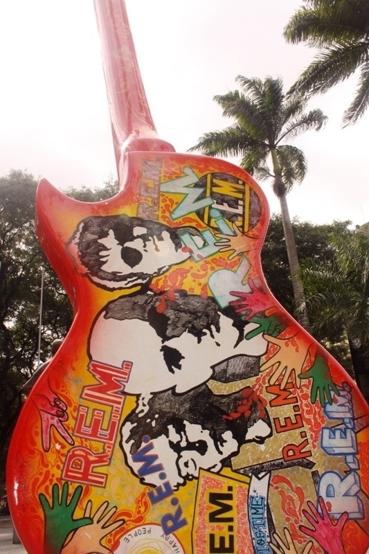O projeto do Guitar Parade é inspirado no Cow Parade, que espalhou esculturas de vacas pela cidade. Esta guitarra está exposta na Praça da Sé - Divulgação