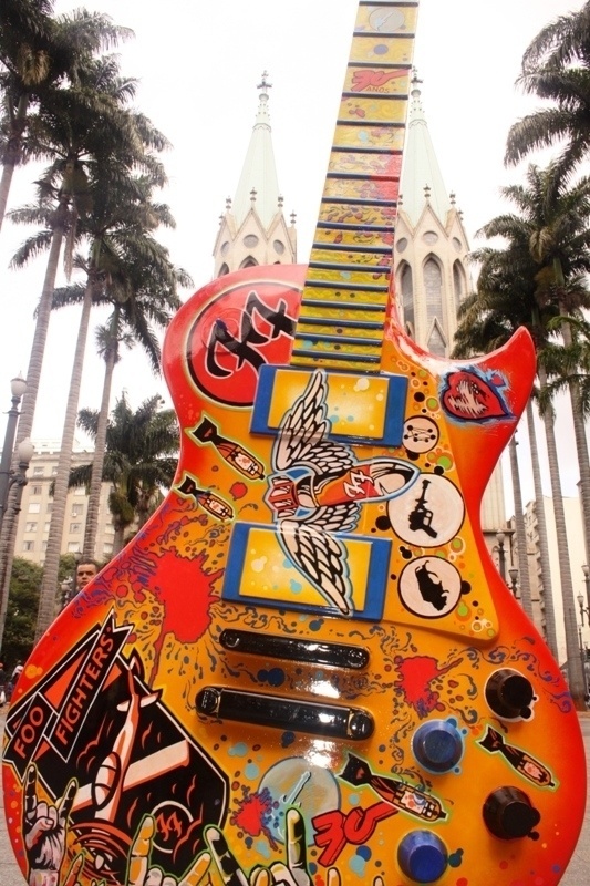 O projeto do Guitar Parade é inspirado no Cow Parade, que espalhou esculturas de vacas pela cidade. Esta guitarra está exposta na Praça da Sé - Divulgação