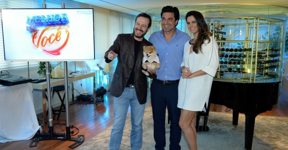 19.mai.2015 - Celso Zucatelli, o cão Paçoca, Edu Guedes e Mariana Leão lançam o "Melhor Pra Você", da RedeTV!
