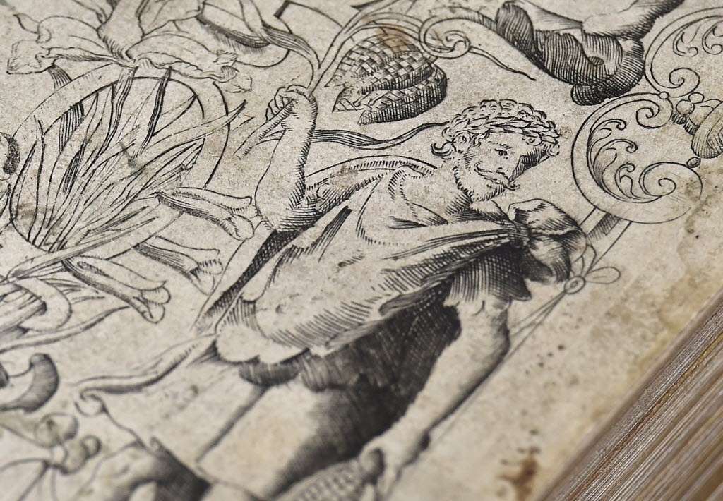 19.mai.2015 - Imagem da primeira edição de "The Herball", livro do século 16, mostra o que seria o primeiro retrato autêntico de Shakespeare - Toby Melville/Reuters