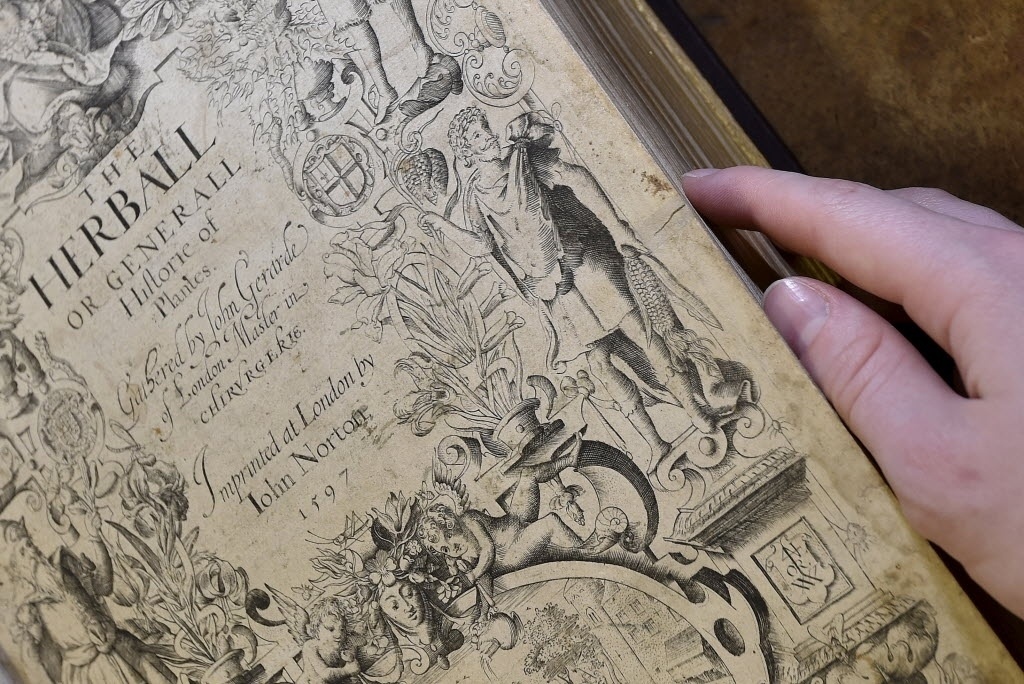 19.mai.2015 - Imagem da primeira edição de "The Herball", livro do século 16, mostra o que seria o primeiro retrato autêntico de Shakespeare - Toby Melville/Reuters