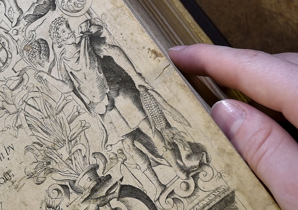 19.mai.2015 - Imagem da primeira edição de "The Herball", livro do século 16, mostra o que seria o primeiro retrato autêntico de Shakespeare19.mai.2015 - Imagem da primeira edição de "The Herball", livro do século 16, mostra o que seria o primeiro retrato autêntico de Shakespeare - Toby Melville/Reuters