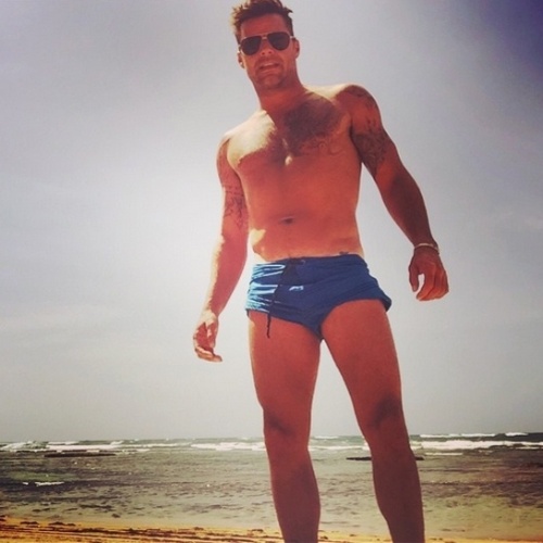 19.mai.2015 - O cantor porto riquenho Ricky Martin mostrou aos seus fãs no Instagram que continua em forma aos 43 anos. Em foto publicada na tarde desta terça-feira, ele posou em frente ao mar de Porto Rico, mostrando as tatuagens e o corpo bronzeado. "Eu não me importo", brincou na legenda