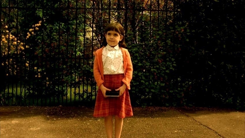 Cena do filme francês "O Fabuloso Destino de Amélie Poulain" (2001), de Jean-Pierre Jeunet. O longa usa muito o contraste de verde e vermelho, que são opostos na paleta de cores. Esses tons também estão bastante presentes na obra do pintor brasileiro Juarez Machado, em quem o filme se inspirou - Reprodução